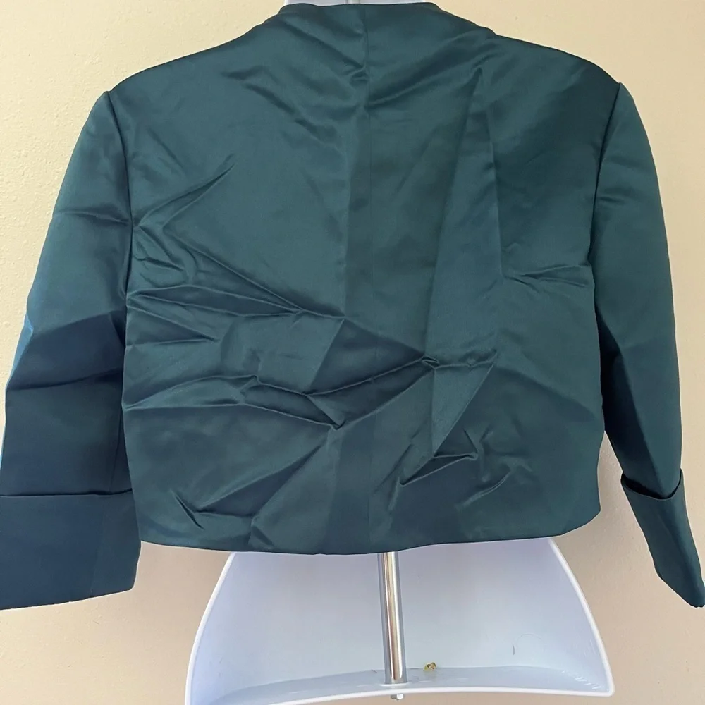 Soft Women’s Peacock Colored Top New in Package - Picture 2 of 3